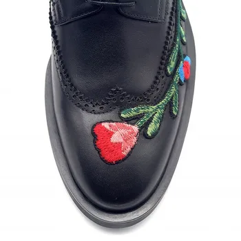 Vyšívané Brogues Vyrezávané Čipky Talianskej Pravej Kože Obuv Muži Business Derby Topánky Luxusné Ukázal Prst Svadobné Obuv