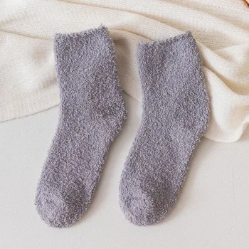 Zimné jednofarebné dámske ponožky udržať v teple a pohodlí. Mnoho ponožky vybrať bežné ponožky. Podlahy ponožky udržať v teple a hrubé.