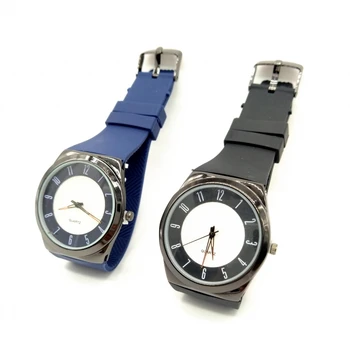 Elegantné analógové hodinky pre mužov alebo žien k dispozícii s popruh v čiernej a modrej. Módne darček.