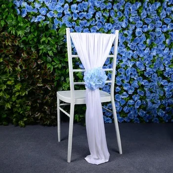 Vonku trávnik svadobné bambusové stoličky, dekorácie ice hodváb stoličky krídla stoličky kryt stoličke dekorácie s kvetinou luk