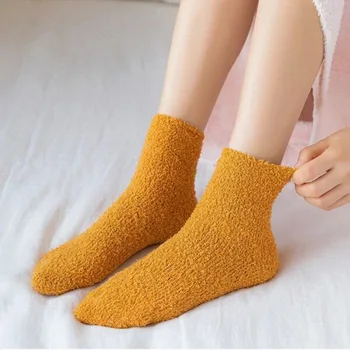 Zimné jednofarebné dámske ponožky udržať v teple a pohodlí. Mnoho ponožky vybrať bežné ponožky. Podlahy ponožky udržať v teple a hrubé.