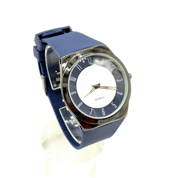 Elegantné analógové hodinky pre mužov alebo žien k dispozícii s popruh v čiernej a modrej. Módne darček.